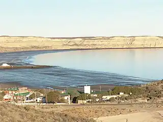 Vista de la bahía que forma junto a Punta Pirámides.