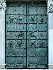 Catedral de Troia, Apulia (1119), puerta con poco trabajo escultórico