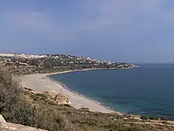 Playa de Cala Sardina. A la izquierda, a la altura de la A-7, la urbanización de San Diego  ( TORREGUADIARO )