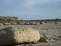 Rocas en la playa de punta Pardelas.