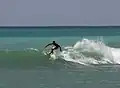 Surfista en la playa Punta Carnero Ecuador