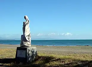 Escultura en la playa de Puntarenas.