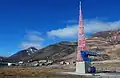 El monumento de Pyramiden, con la última tonelada de carbón extraída de la mina detrás de él