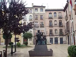 Violinista con niños (2002), en Tudela (Navarra)