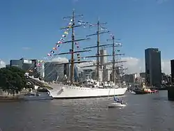 Iniciando un nuevo viaje de Instrucción, zarpa del Puerto de Buenos Aires.