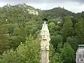 Una de las chimeneas. El Castelo dos Mouros y el Palácio da Pena se divisan en el horizonte