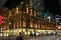 El edificio iluminado por la noche