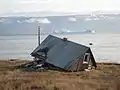 Una casa abandonada y, en parte, destruida.