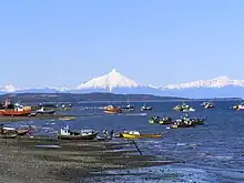 Costanera de Quellón, con el volcán Corcovado y la cordillera de Los Andes de fondo.