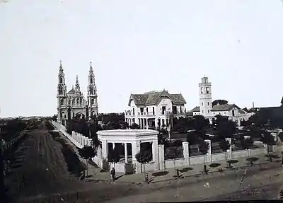 La Quinta Guerrero, hoy Plaza Colombia y la Iglesia de Santa Felicitas. (ca. 1880) dedicada a Felicitas Guerrero.