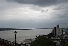 Río Guayas visto desde la Plaza del Faro