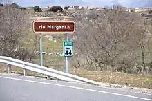 El río Margañán bajo la carretera AV-110 y Cabezas del Villar