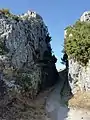 Zanja denominada Rúa da Raíña Lupa, que divide la cresta del pico.