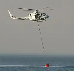 Helicóptero Bell 412 del No. 84 Squadron de la Royal Air Force tomando agua frente a las costas de Atlit.