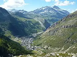 Vista sobre Val-d'Isère, el lago du Chevril y el mont Pourri desde la carretera de la vertiente norte.