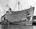 Fotografía del Mauretania, pintado de gris, atracado en Newport News, Virginia, con 2036 prisioneros de guerra alemanes a bordo, 16 de septiembre de 1942