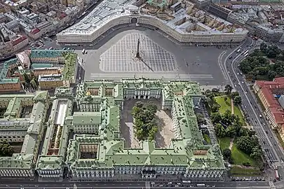 Vista aérea de la Plaza del Palacio, San Petersburgo, ubicada entre el Edificio del Estado Mayor (arriba) y el Palacio de Invierno (abajo). Une la Avenida Nevski con el Puente del Palacio que lleva a la Isla Vasílievski; es la plaza central de San Petersburgo y del antiguo Imperio ruso.