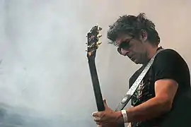 Raúl Ruffinoguitarra eléctrica, guitarra acústica, efectos de pedal, voz y coros