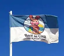 Bandera con el imagotipo registrado del Racó del Conill y su tradición nudista.