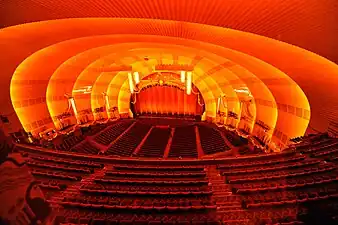 Vista con el auditorio y el escenario.