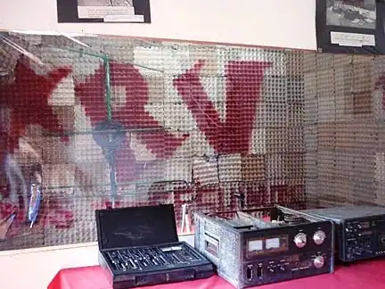 Aparatos de la radioemisora de la FMLN, Radio Venceremos.