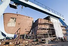 El Rainbow Warrior III en proceso de construcción. Buque insignia de Greenpeace.