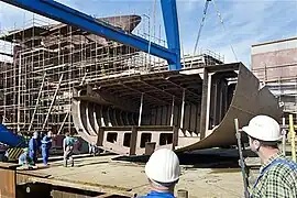 El Rainbow Warrior III en proceso de construcción. Buque insignia de Greenpeace.