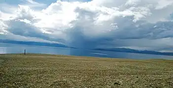 Nubes lluviosas sobre el lago