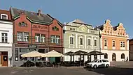 Vista en la calle: Husovo náměstí con casas met monumentales