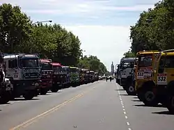 Camiones del Rally Dakar 2009 estacionados en la avenida.