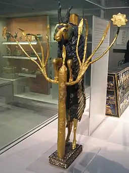 Cabra ramoneando un matorral, figura de oro, cobre, concha y lapislázuli, procedente de las tumbas reales de Ur (2600-2400 a. C.)