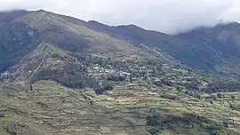 Parte del distrito de Rapayán en la que se ve la capital homónima, visto desde Tarapampa/Tarabamba, Arancay.