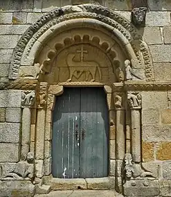 Puerta lateral del monasterio de Rates con el Agnus Dei: el Cordero de Dios cargando una cruz.