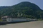 Vista de la ciudad con el antiguo monasterio y la torre de iglesia