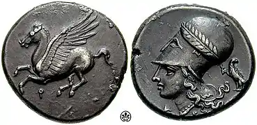 Estatero corintio. Anverso: Pegaso con Qoppa () a sus pies. Reverso: Atenea con un casco corintio. Qoppa simbolizaba la escritura arcaica de la ciudad (όρινθος).