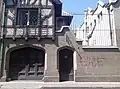 Frontis de la casa de servicio, con su cochera característica, vista desde calle Viña del Mar.