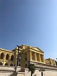 Edificio del Museo do Ipiranga, amarillo, visto de día