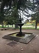 Vista de una de las fuentes gemelas frente a la fachada principal de la casa-palacio