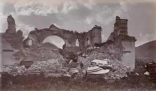 1875: la fachada se desplomó por el sismo de 1874. Fotografía de Eadweard Muybridge.