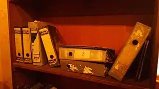 Biblioratos en la entrada al anexo