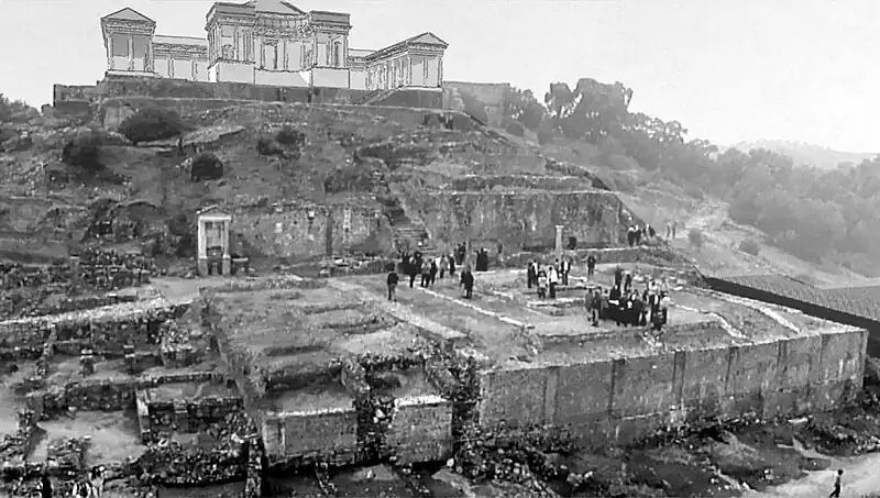 Reconstrucción hipotética del santuario de terrazas sobre imagen actual del yacimiento