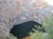 El lago Rojo desde el borde al acantilado