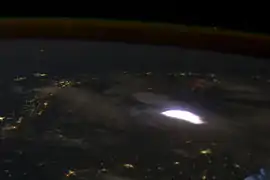 Un rayo en una nube sobre Birmania visto desde la Estación Espacial Internacional. Justo encima de la nube hay un farfadet, en rojo.