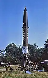 Misil Redstone de entrenamiento siendo preparado para una práctica de lanzamiento por soldados de la Batería A, 1º Batallón de Misiles, 333º Regimiento de Artillería, 40º Grupo de Artillería (Redstone); Bad Kreuznach, Alemania Occidental; agosto de 1960.