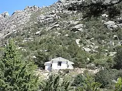 Refugio de La Pedriza que lleva el nombre de Giner de los Ríos desde su primera construcción en 1914. Las excursiones en la naturaleza fueron uno de los recursos educativos innovadores de la Institución Libre de Enseñanza.