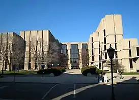 La Biblioteca Regenstein de la Universidad de Chicago es uno de los diseños de Walter Netsch.