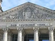 Fronton con letras diseñadas por Behrens en el Reichstag