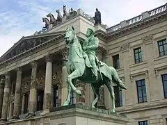 Escultura de Federico Guillermo, Duque de  Brunswick-Wolfenbüttel, en frente del Palacio de Brunswick.