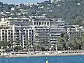 Le Relais de la Reine y el Grand Hôtel vistos desde el mar.
