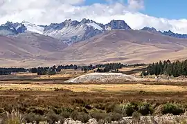 Vista panorámica desde el oeste hacia el este, la Cordillera Blanca al fondo.